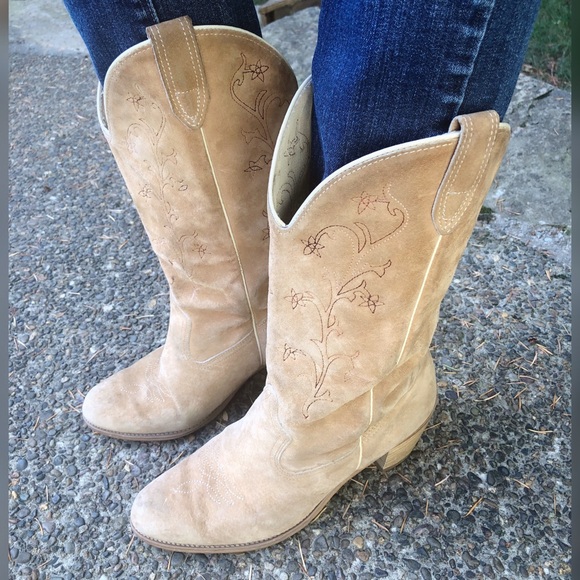 Shoes - Boho Babe, embroidered, cowgirl boots!